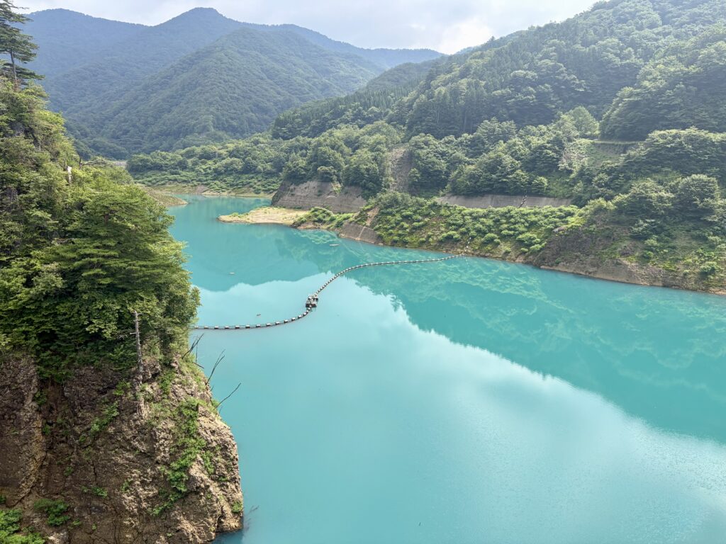 鮮やかなブルーが美しい奥四万湖