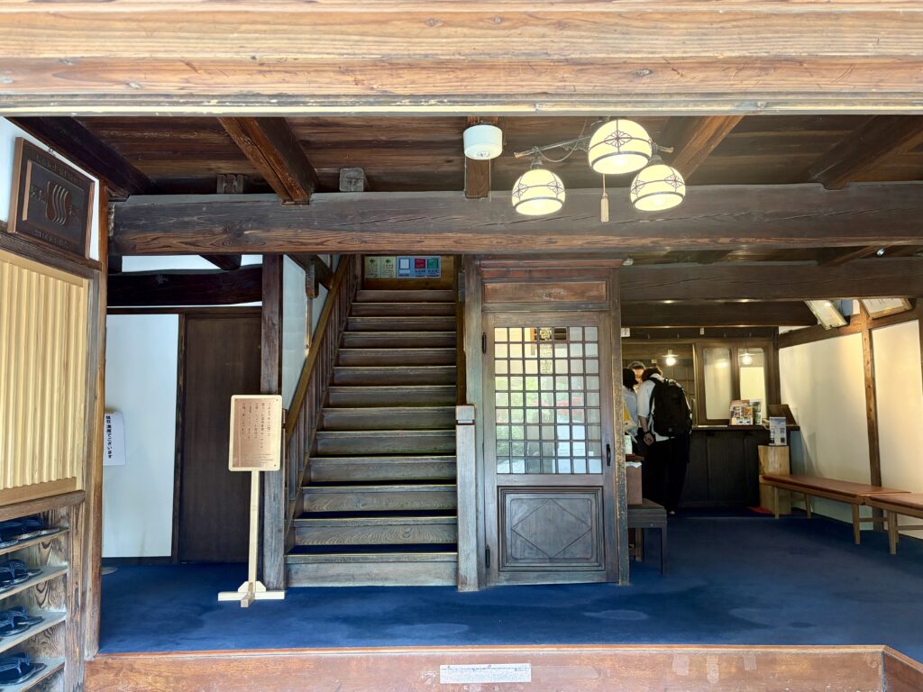 長い時間を重ねた積善館の趣ある建物