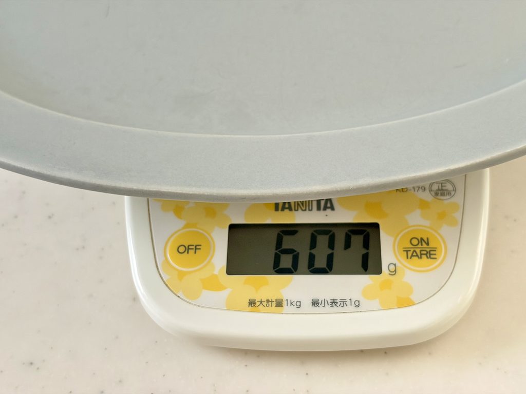 キッチンスケールで量った陶器のお皿は670g
